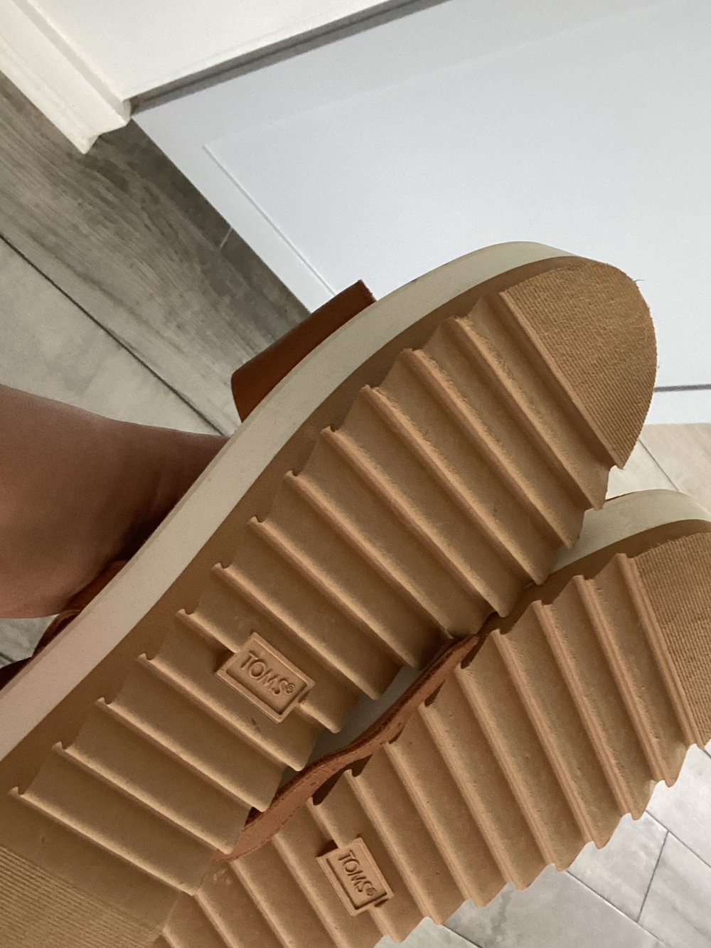 Toms Tan Leather Slingback Platform Sandals - Picture 7 of 8